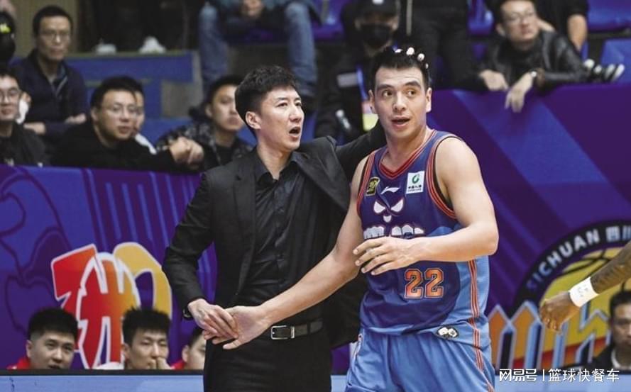 新英体育-56比98惨败42分!辽篮苦主惨遭18连败:主教练顶不住申请下课?