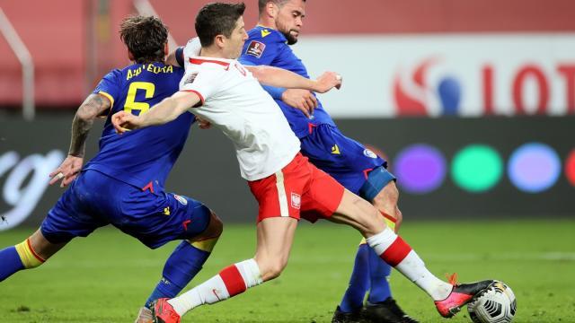 新爱体育-纪录悬了,欧冠也悬了?世一锋给六冠王出“送命题”